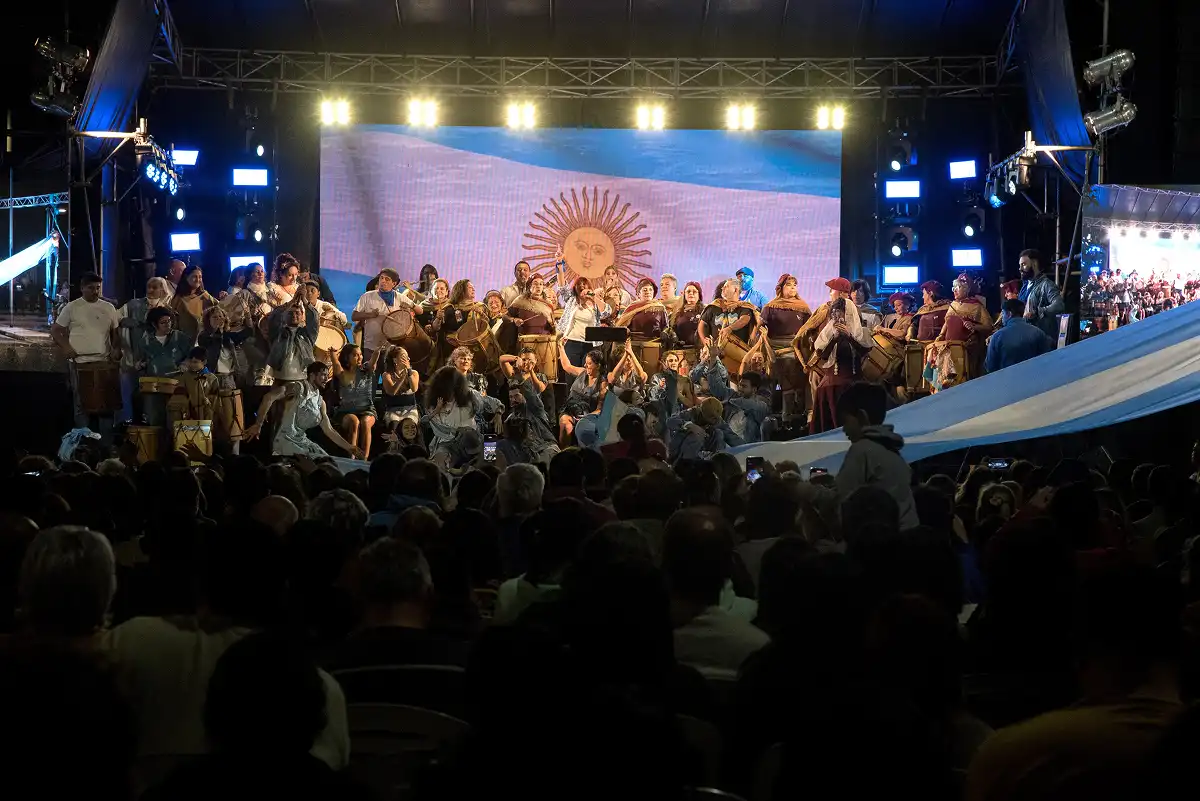 Vigilia Patria: shows, ferias y tradición en la plaza Independencia
