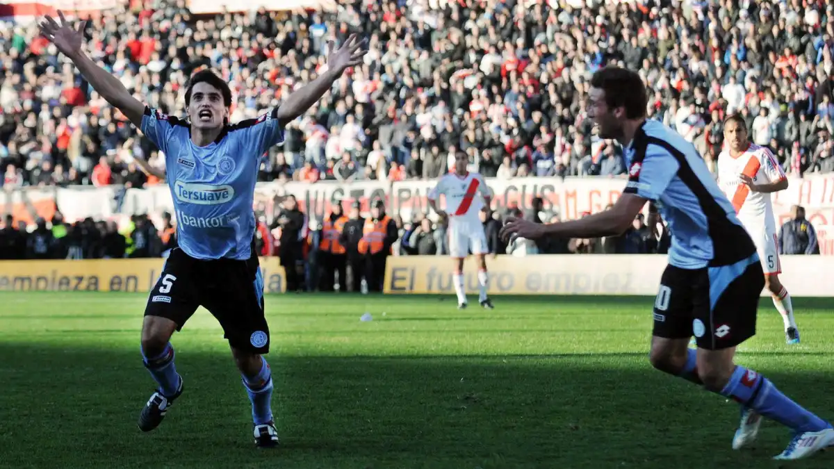 FESTEJO. Farré celebra su gol y es perseguido por Vázquez, presente en el equipo campeón de 2026.