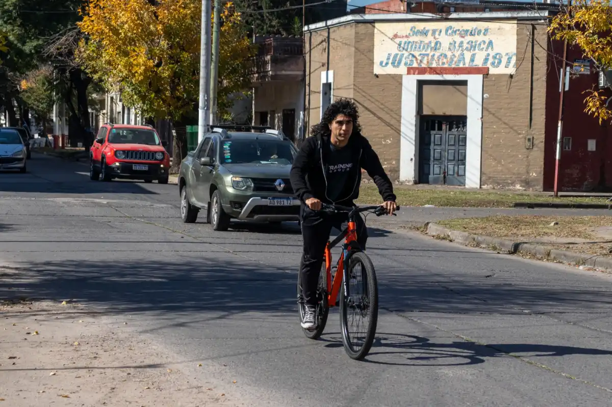 POR LA CIUDADELA. Después de pasar la mañana en la herrería y compartir el almuerzo con su hijo, Joaquín se sube a la bicicleta para atravesar Tucumán rumbo al gimnasio. 