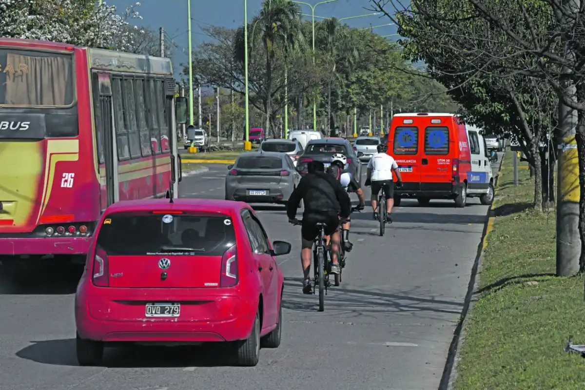 CONVIVENCIA COMPLEJA. La relación urbana entre quienes van en vehículos a motor y los ciclistas tiene constantes tensiones y reclamos cruzados.  la gaceta / foto de analía jaramillo