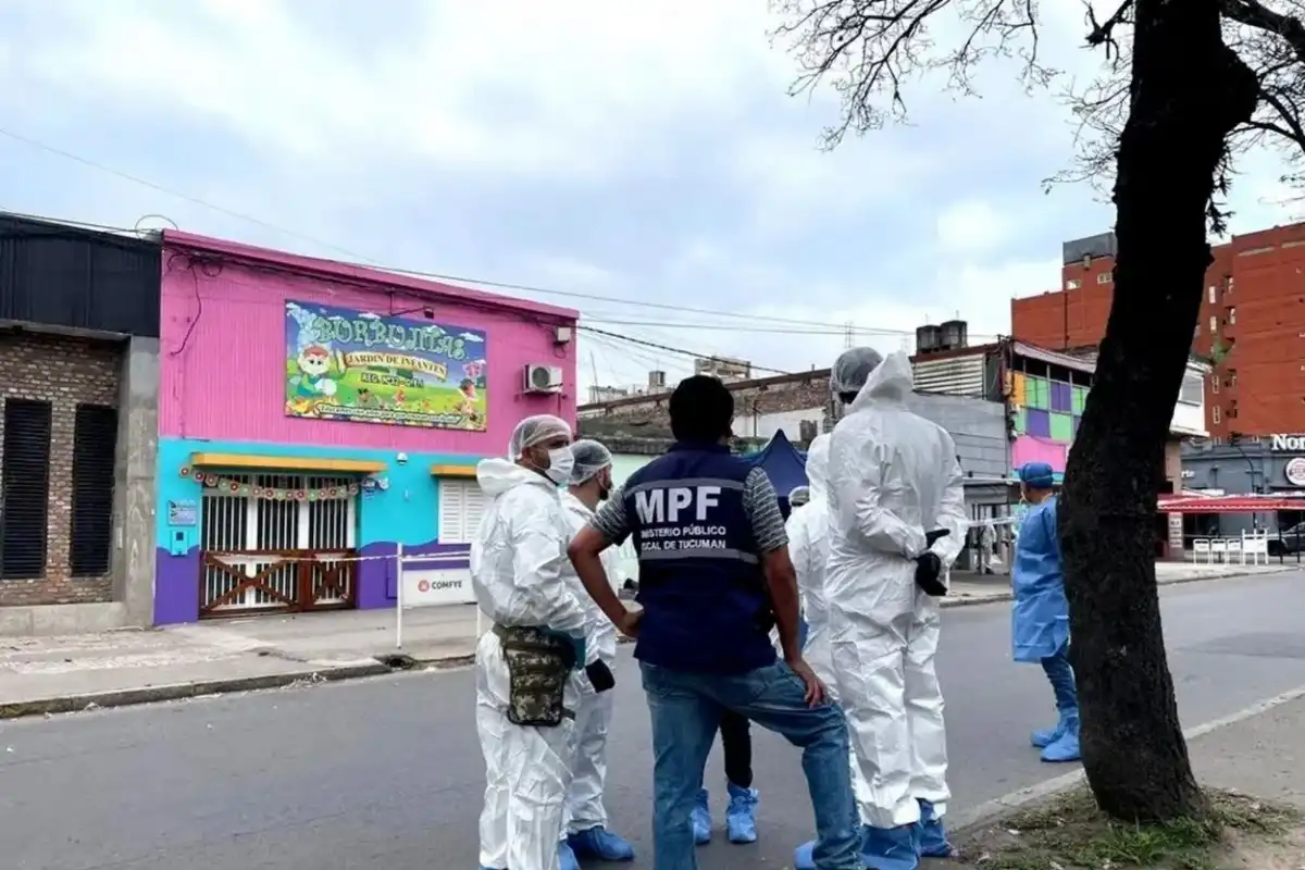 EN LA ESCENA. Los peritos del ECIF se prepara a intervenir en el lugar donde murió el estudiante Federico Toledo.