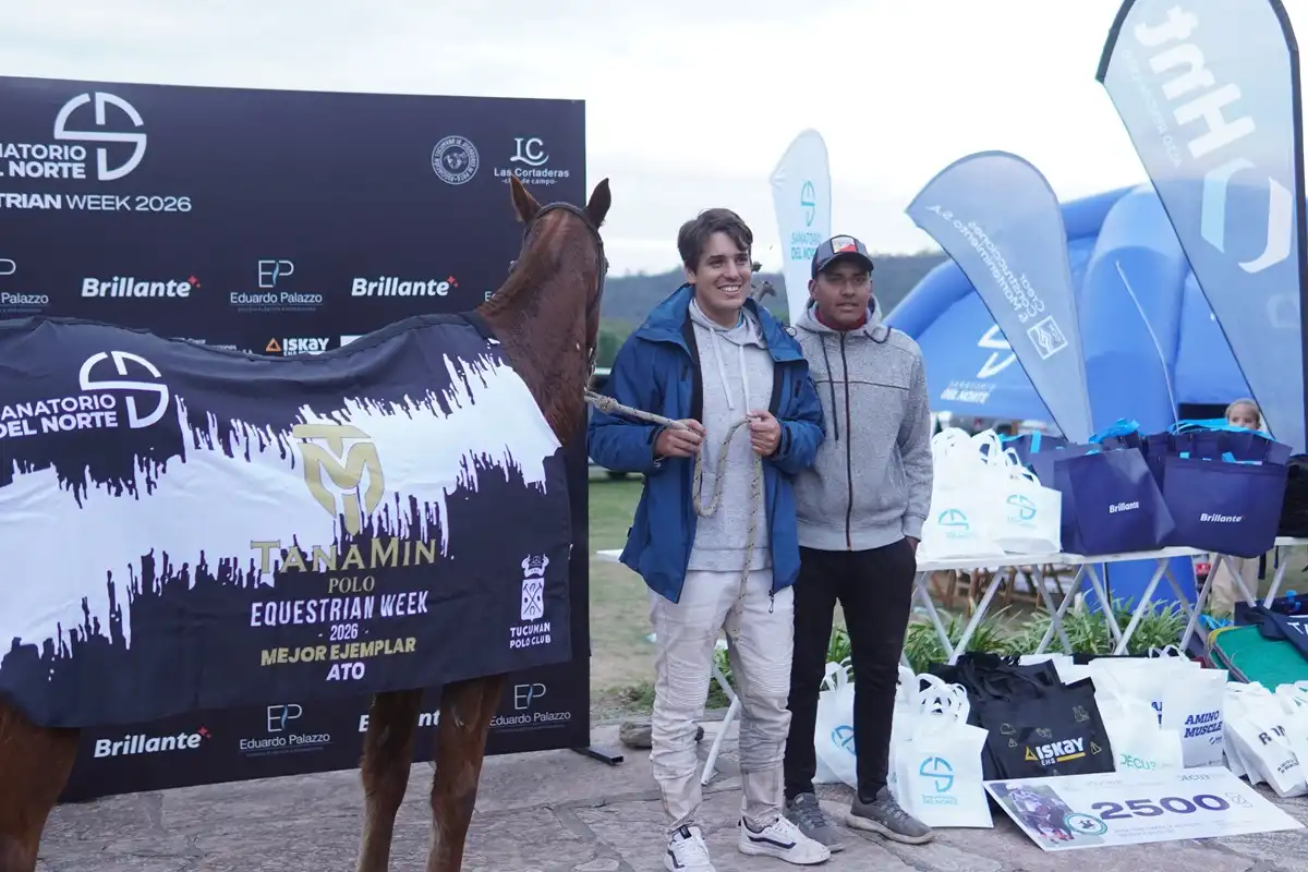 COMPLICIDAD. Ignacio Murga posó junto a uno de sus caballos, protagonistas silenciosos de un fin de semana inolvidable en la Equestrian Week.