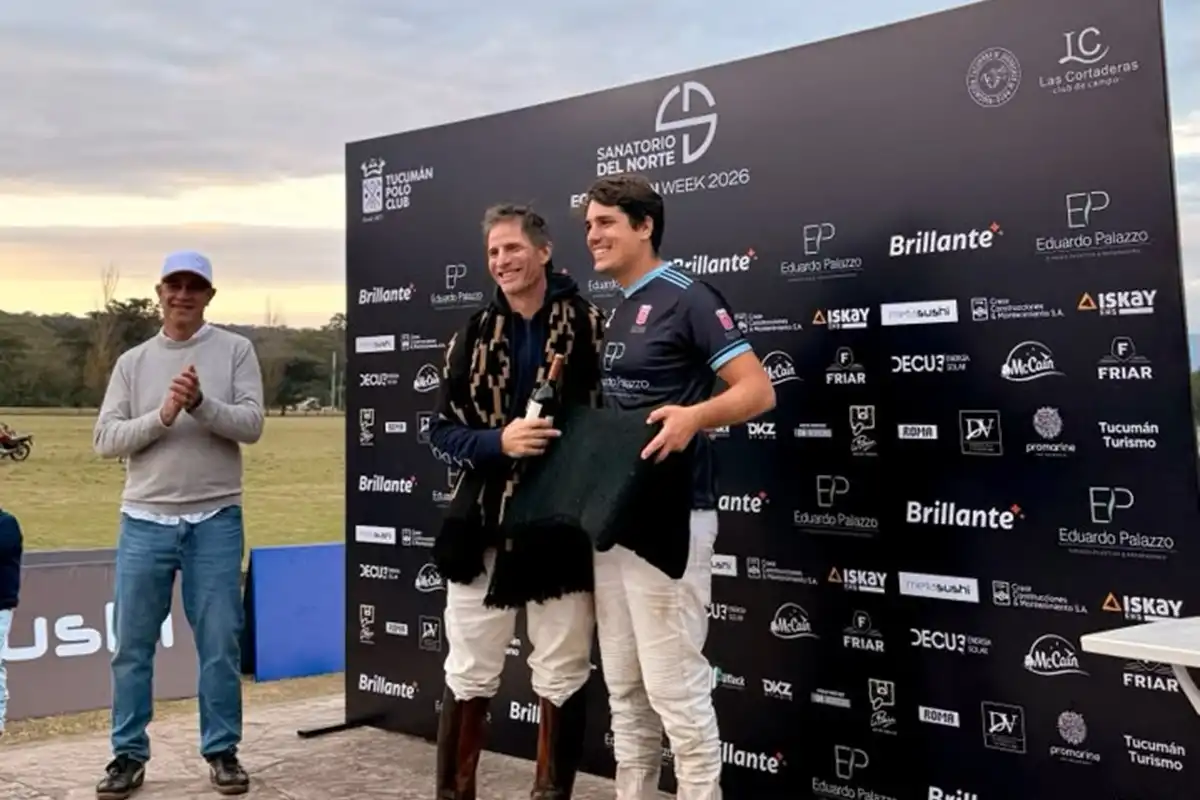 CONSAGRACIÓN. Murga recibió uno de los reconocimientos de la Equestrian Week después de conquistar el título y transformarse en figura del torneo.
