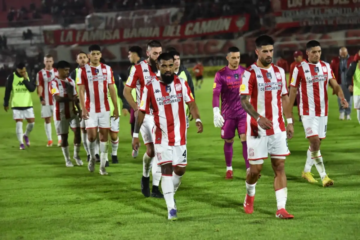 SIN RESPUESTAS. Los jugadores de San Martín se retiraron silbados luego de la segunda derrota en fila.
