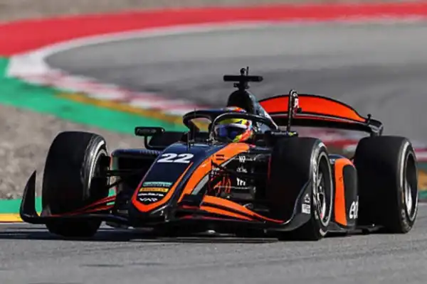 El argentino Nicolás Varrone brilló en una carrera caótica, sumó fuerte y clavó el récord de vuelta en la Fórmula 2