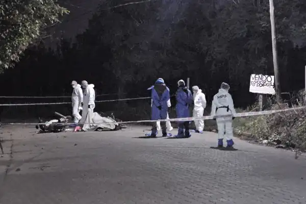 Dos muertos y una mujer herida en un choque fatal durante una persecución policial