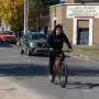 La otra cara del pluriempleo en Tucumán: trabaja en una herrería, da clases en un gimnasio, estudia y cría solo a su hijo