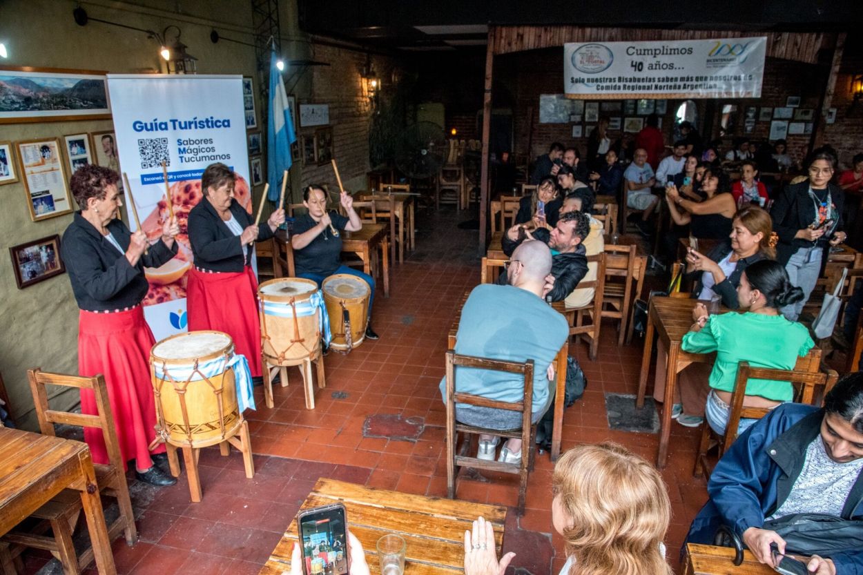 MÚSICA. La comida siempre se disfruta mejor si suena folclore de fondo.