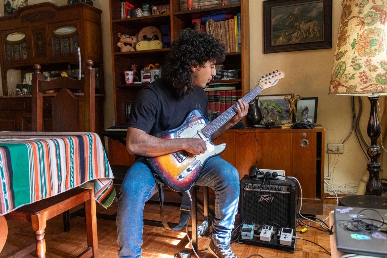 EL RESPIRO. Encuentra un momento para bajar el ritmo con su guitarra.