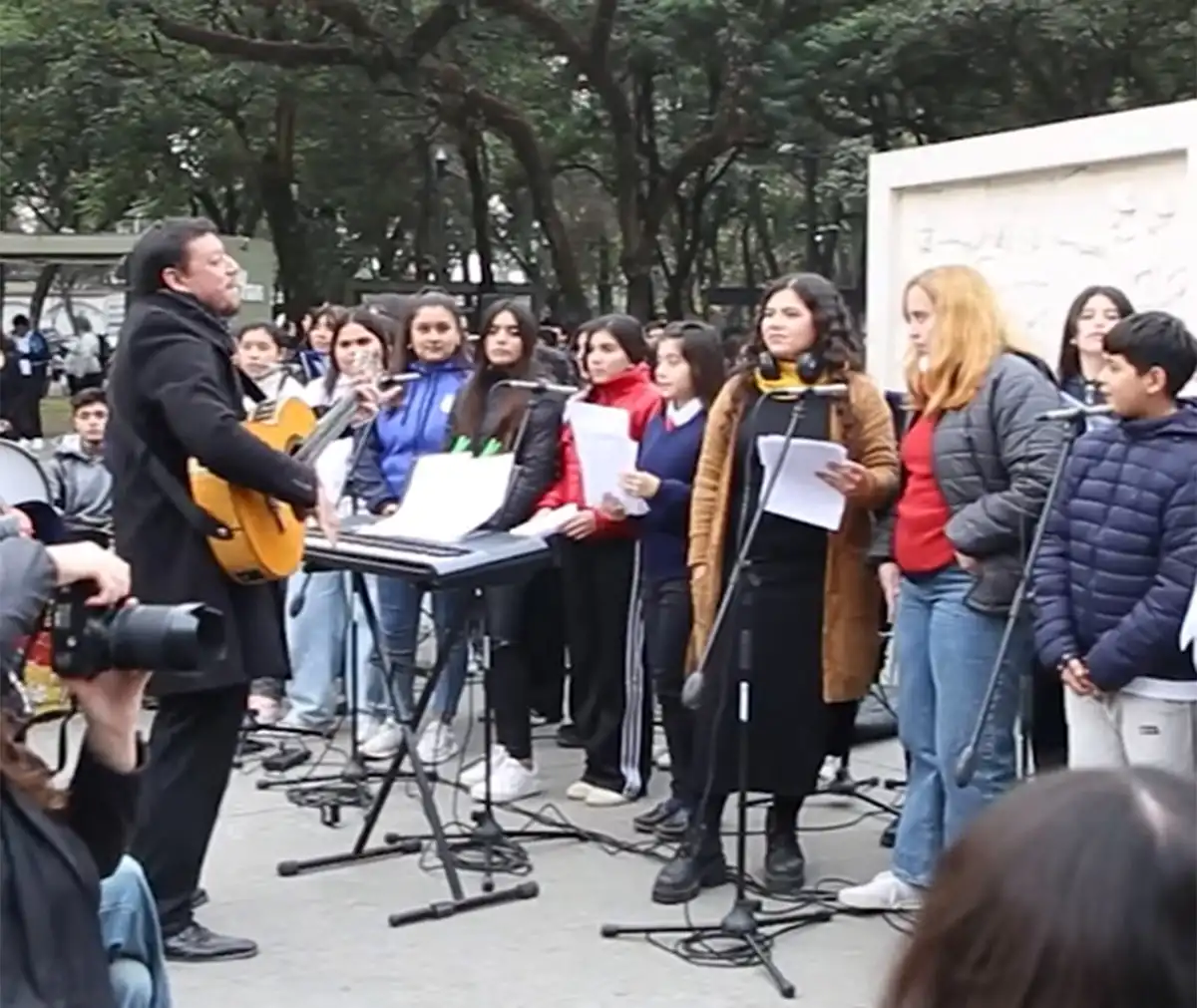EN EL PARQUE AVELLANEDA. El programa de Coros y Orquestas Educativas brindó un concierto por el el 216° aniversario de la Revolución de Mayo.