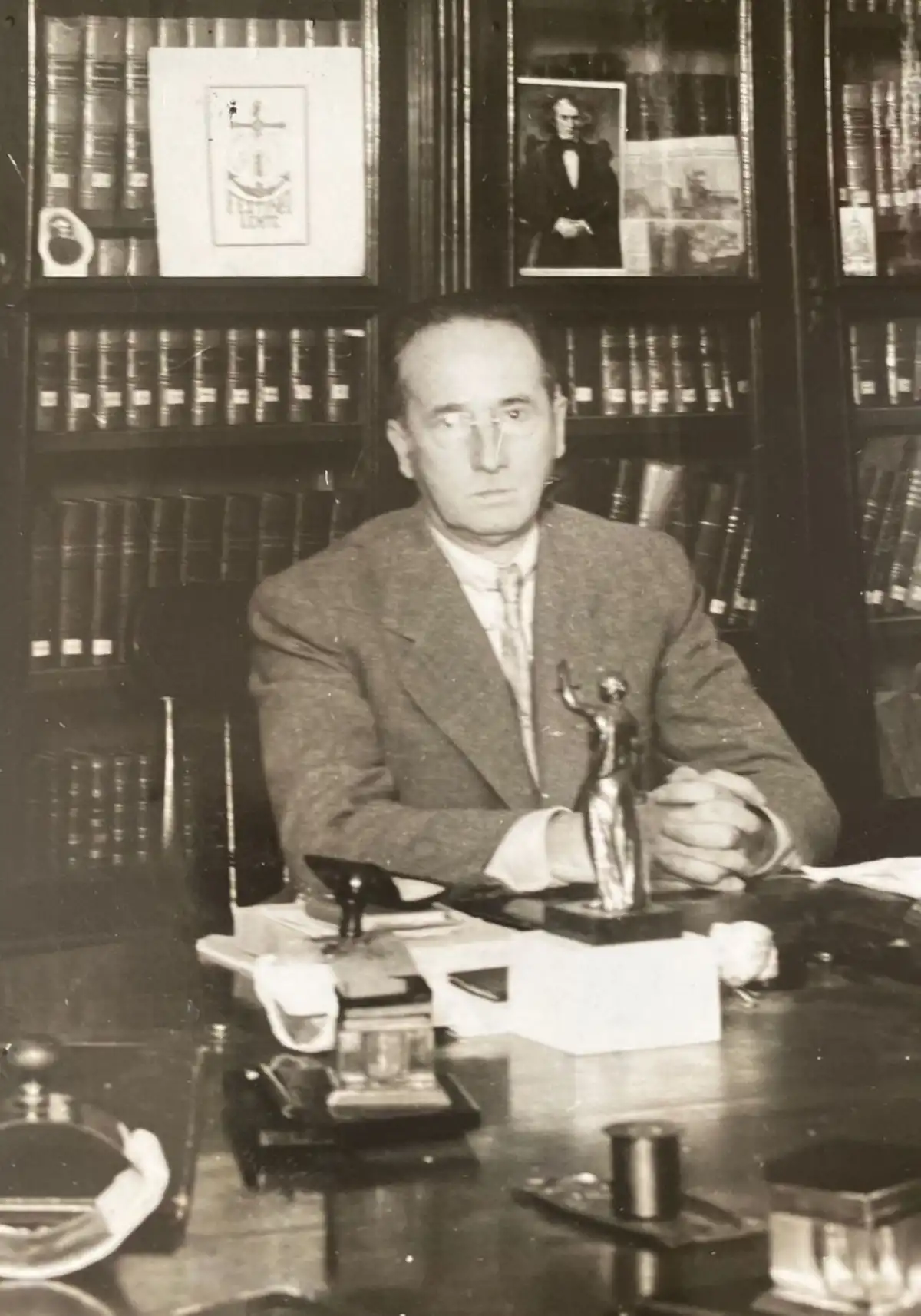 Recuerdos fotográficos: “Apúrate despacio”, el “ex libris” de Juan Heller para la Corte