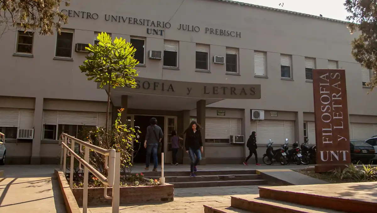 CRISIS EN LA COMUNIDAD UNIVERSITARIA. La Facultad de Filosofía y Letras de la UNT, epicentro de una semana de asambleas y reclamos estudiantiles. / ARCHIVO LA GACETA
