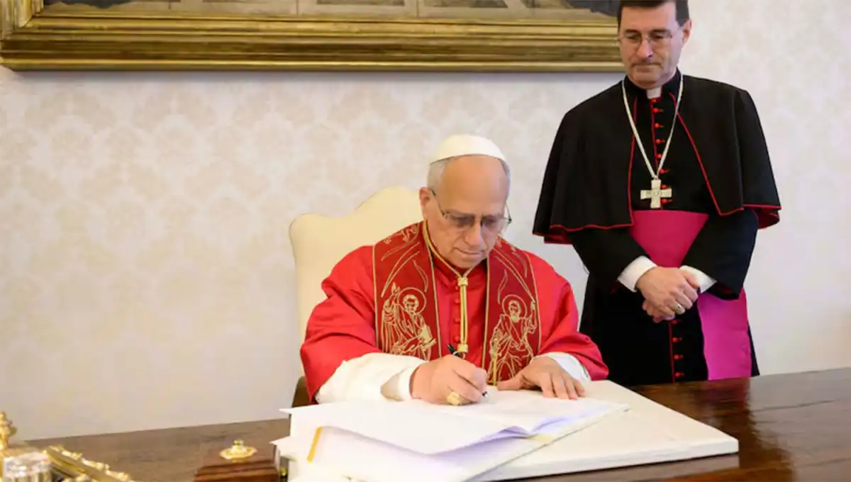 CON SU FIRMA. El Papa León XIV presentó personalmente el documento titulado “Magnifica Humanitas”.