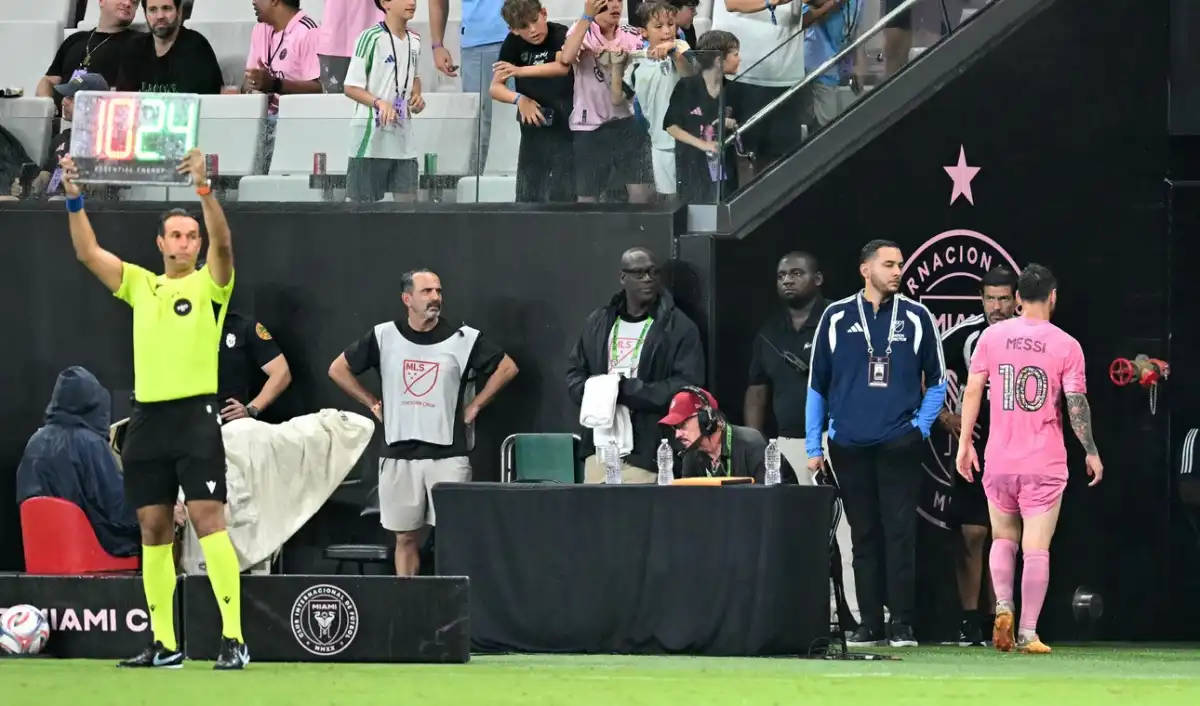DESAZÓN. Messi pidió el cambió y se fue al vestuario. En la Selección prenden velas para que no sea nada.