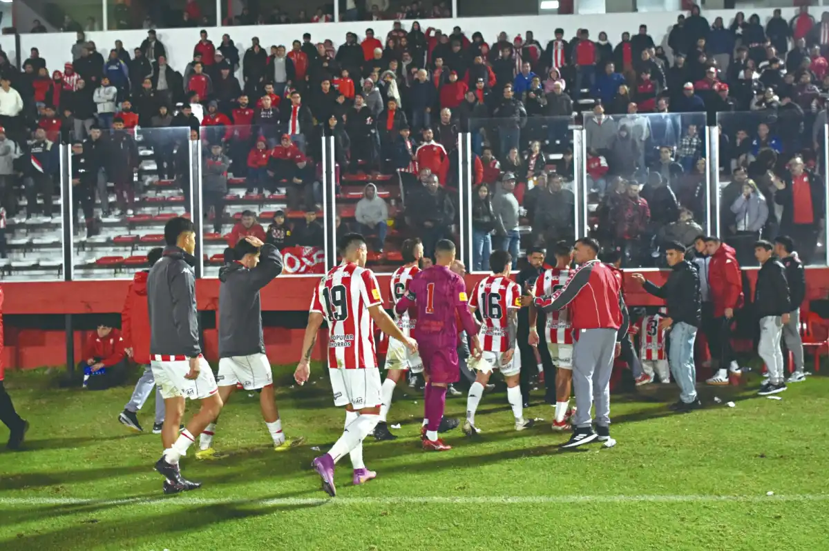 Una batalla campal entre hinchas estalló en La Ciudadela tras la derrota