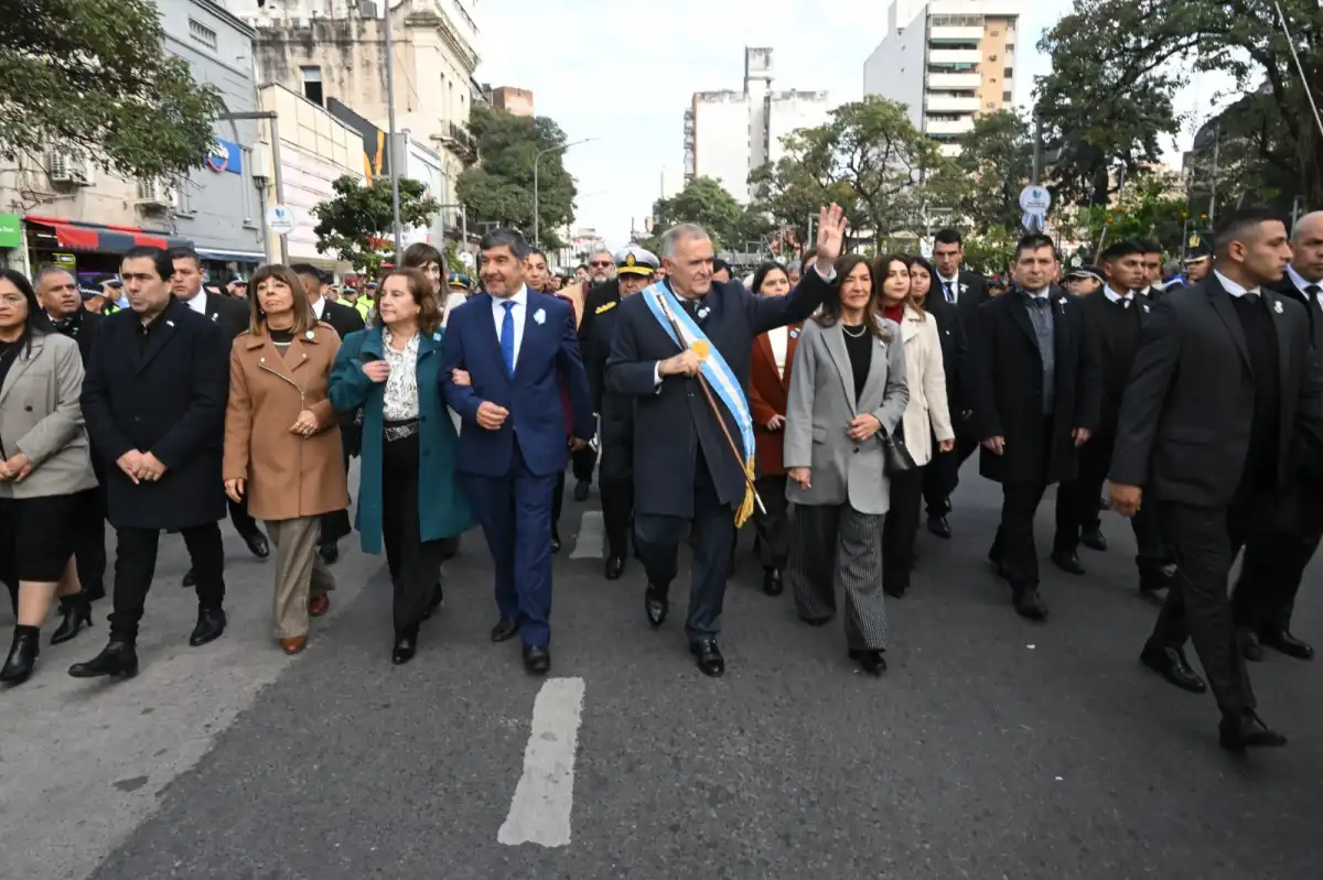 Jaldo y sus funcionarios durante los actos por el 25 de Mayo. 