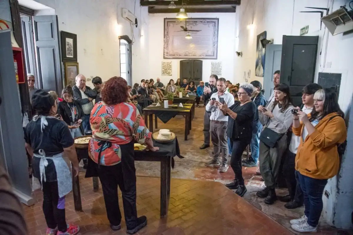 PASEO. Turistas escuchan a Liliana Campero, que enseña a hacer empanadas tucumanas durante una actividad impulsada por el municipio de la Capital.
