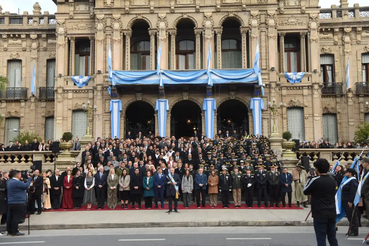 Acto patrio por el 25 de Mayo en la explanada de la Casa de Gobierno.