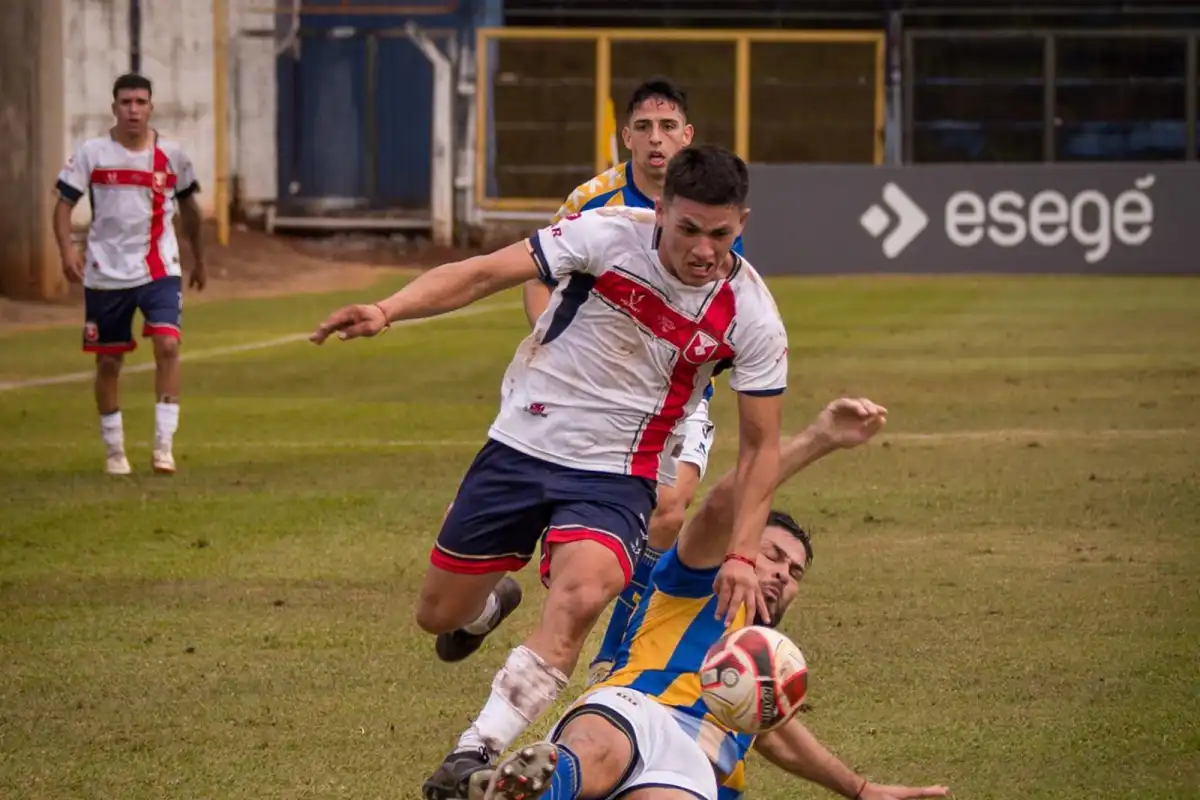 BUENA TAREA. Daniel Gómez deja desparramado a su rival a pura potencia durante el duelo frente a Bartolomé Mitre en Misiones.