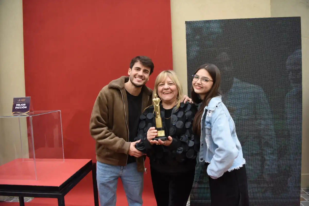 FELICES. Emanuel, Liliana y Valentina, los actores que compartieron con la gente su estatuilla. LA GACETA/ Foto de Analía Jaramillo
