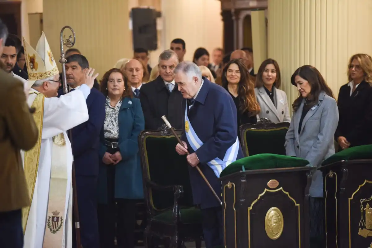 HOMILÍA. Obispo auxiliar de Tucumán, Roberto José Ferrari, junto a Jaldo. FOTO ANALÍA JARAMILLO
