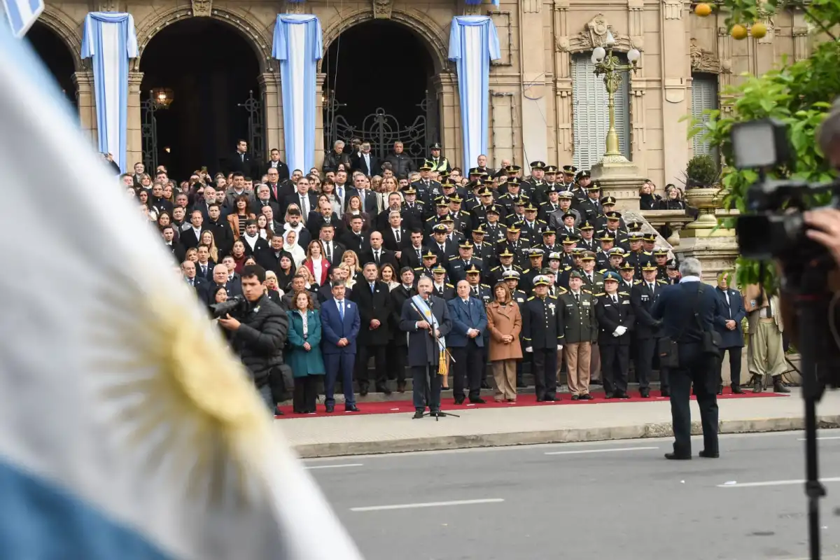 JALDO Y SU EQUIPO. El gobernador encabezó el acto por el 25 de Mayo. FOTO ANALÍA JARAMILLO