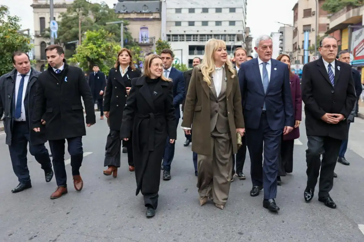 RUMBO A LA CATEDRAL. Chahla y sus funcionarios yendo al Tedeum. FOTO PRENSA MUNICIPALIDAD SAN MIGUEL DE TUCUMÁN