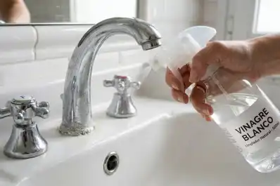 Para qué sirve rociar vinagre en la grifería del baño y cómo aplicarlo correctamente