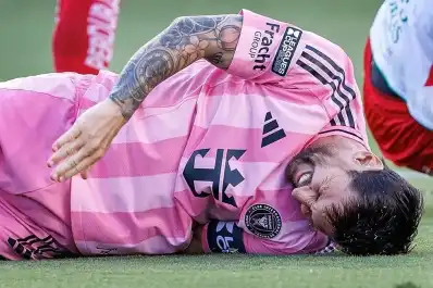 Cada vez que Lionel Messi se toca una pierna, Argentina se paraliza