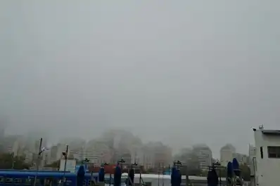 Rige la alerta amarilla y violeta en el país: tormentas y niebla marcarán los festejos del 25 de mayo