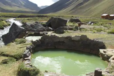 El paraíso termal escondido entre montañas que sorprende por sus aguas curativas