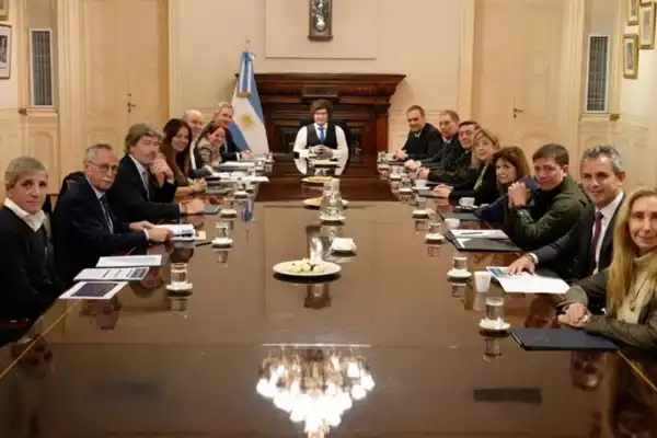 Milei reunió a su gabinete tras el Tedeum, en medio de tensiones internas y respaldo a Adorni