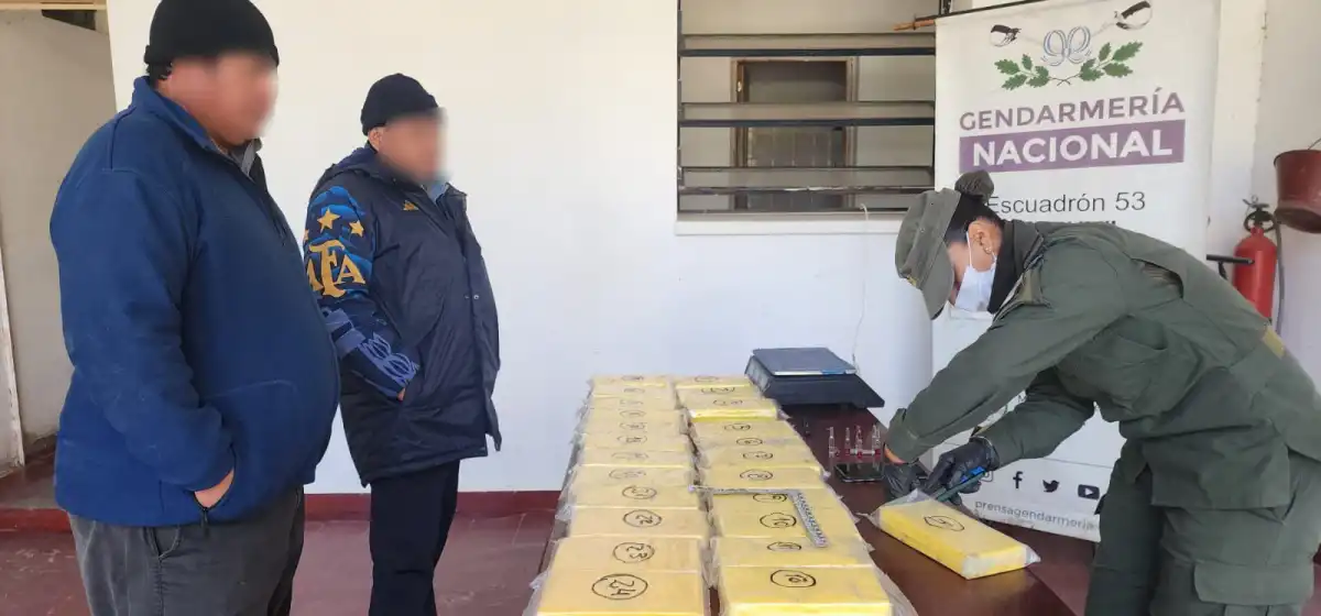 Manifestaron que iban a realizar turismo por Buenos Aires, pero transportaban 25 kilos de cocaína dentro del tanque de combustible