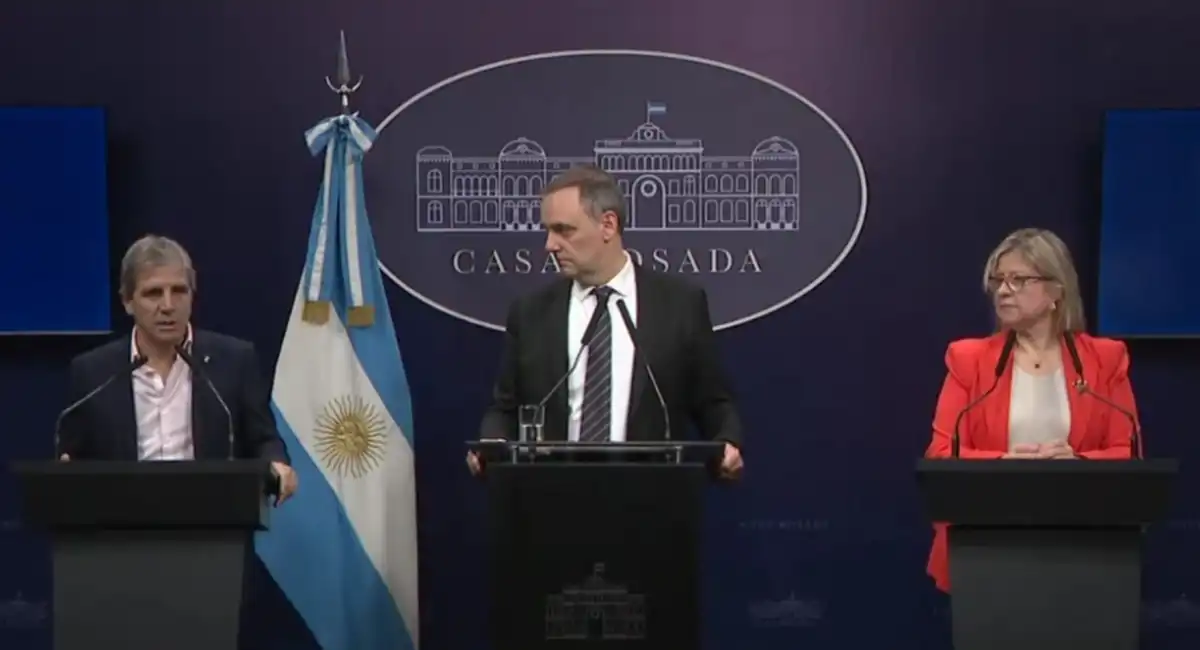 El Jefe de Gabinete, Manuel Adorni, y el ministro de Economía, Luis Caputo, anunciaron el Súper RIGI. ECONOMÍA