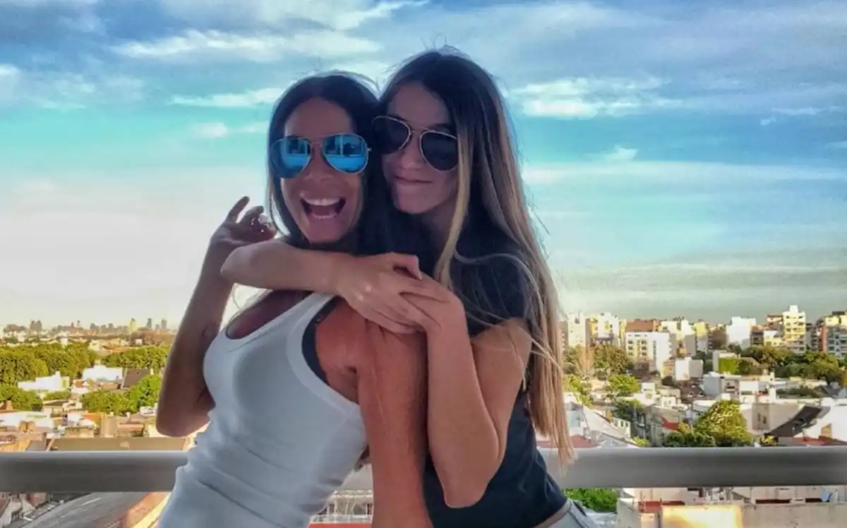 MADRE E HIJA. Romina Orthusteguy, ex de Eduardo Carrera, junto con su hija, Mía.
