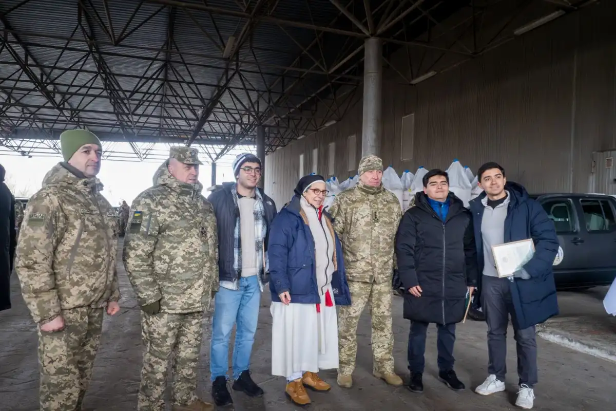 Sor Lucía Caram y los voluntarios tucumanos de la caravana anterior junto a los guardias de frontera de Ucrania, tras la entrega de las ambulancias. En la imagen: Ernesto Caram (tercero desde la izquierda), Santiago Albarracín (sexto desde la izquierda) y Tulio Toledo Bigón (primero desde la derecha).