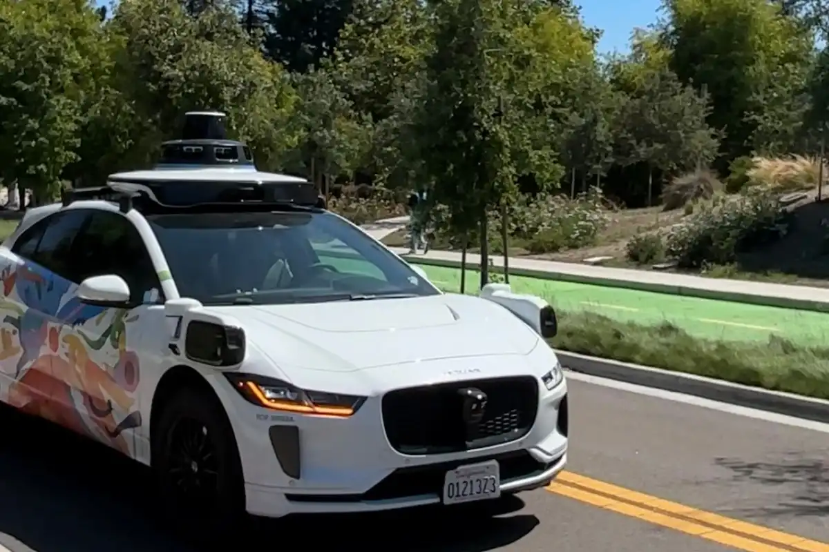 Un Waymo recorriendo el predio donde funcionan las oficinas de Google