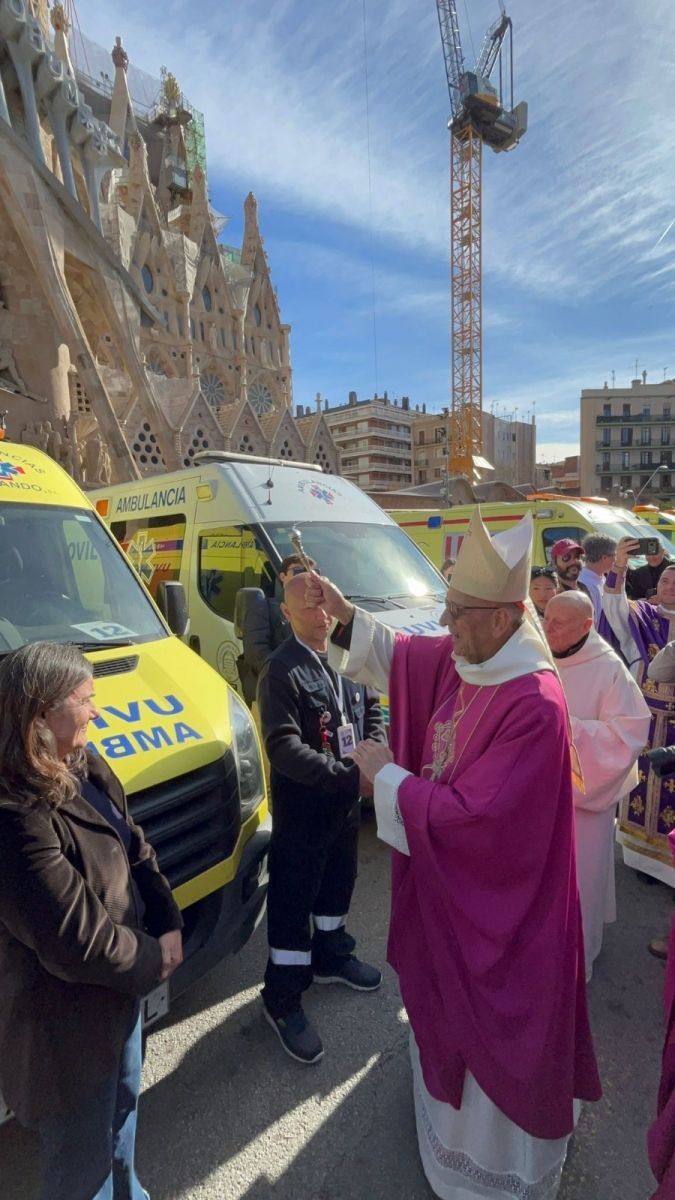 Bendición del Arzobispo de Barcelona (Cardenal Juan Jose Omella) en el último corredor hacia Ucrania, en la Sagrada Familia. En la nueva caravana de este 9 de junio, contaremos con la histórica bendición del Papa León XIV antes de partir