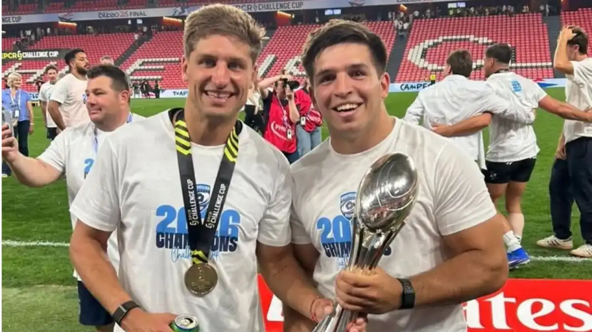 El tucumano Domingo Miotti junto a Justo Piccardo tras ganar la Challenge Cup con Montpellier.
