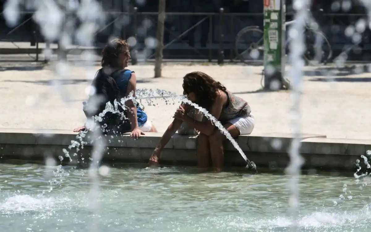 ALIVIO. La fuente de plaza Castello, en Milán, fue un refugio del calor.