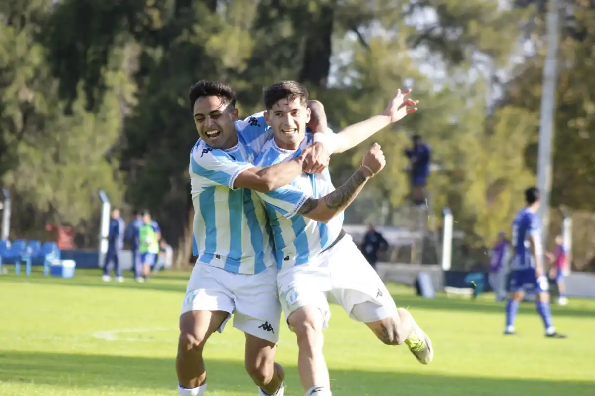 FESTEJO DECANO. Rodrigo Granillo abraza a Julio Germain Vallejo, autor del primer gol del partido. 