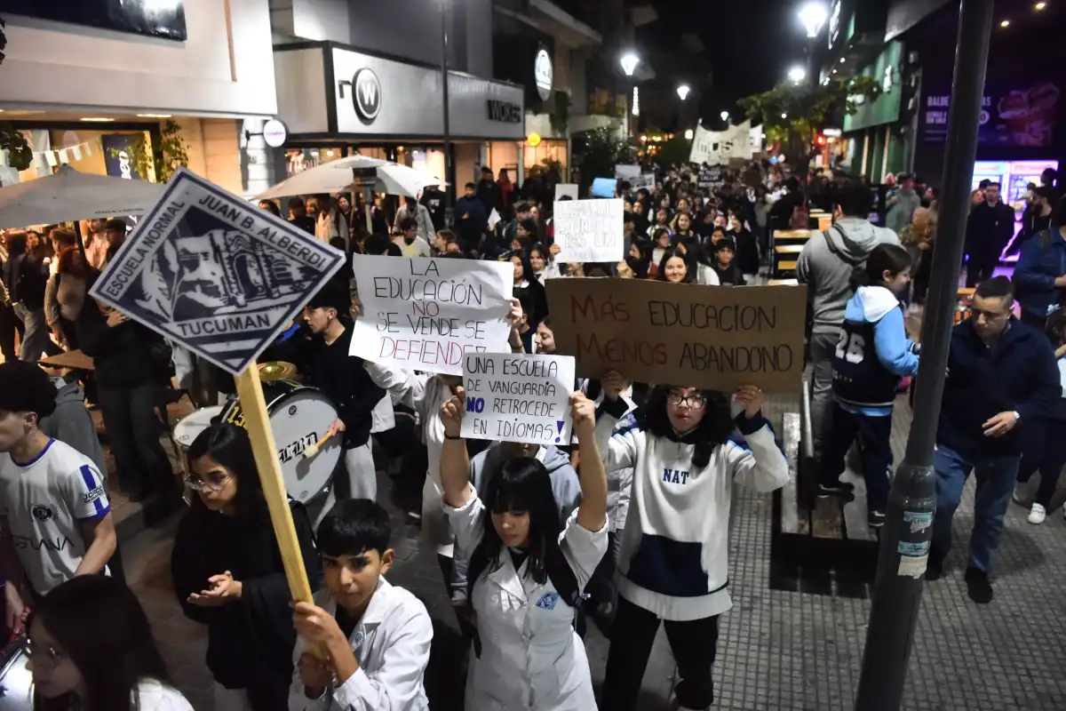  MOVILIZACIÓN MASIVA. Alumnos y padres de la Escuela Normal marcharon desde la plaza Urquiza hasta la Casa de Gobierno.