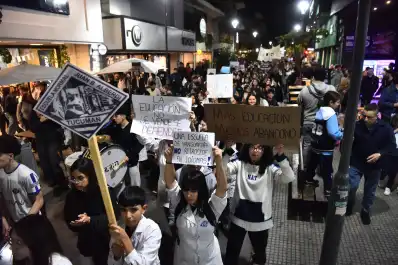 “Más educación, menos abandono”: la Escuela Normal volvió a marchar y reclamó respuestas