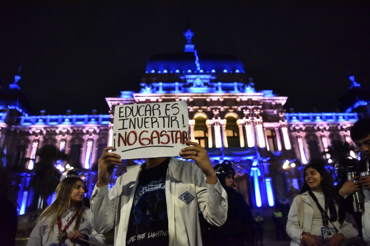 “Más educación, menos abandono”: la Escuela Normal volvió a marchar y reclamó respuestas