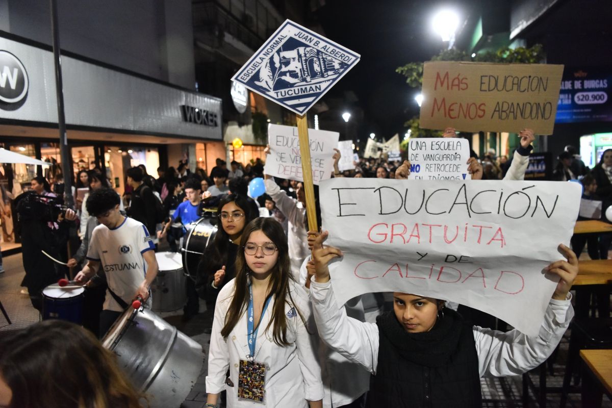 “Más educación, menos abandono”: la Escuela Normal volvió a marchar y reclamó respuestas