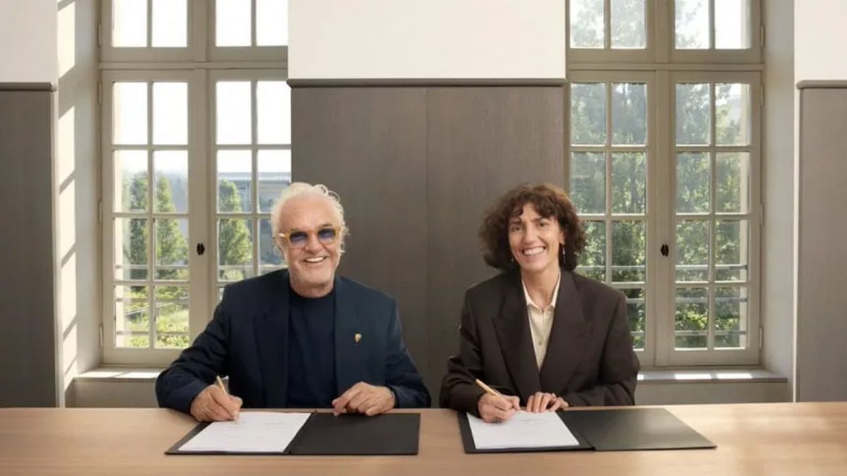SONRISAS. Flavio Briatore y Francesca Bellettini, CEO de Gucci, posan tras rubricar el acuerdo.
