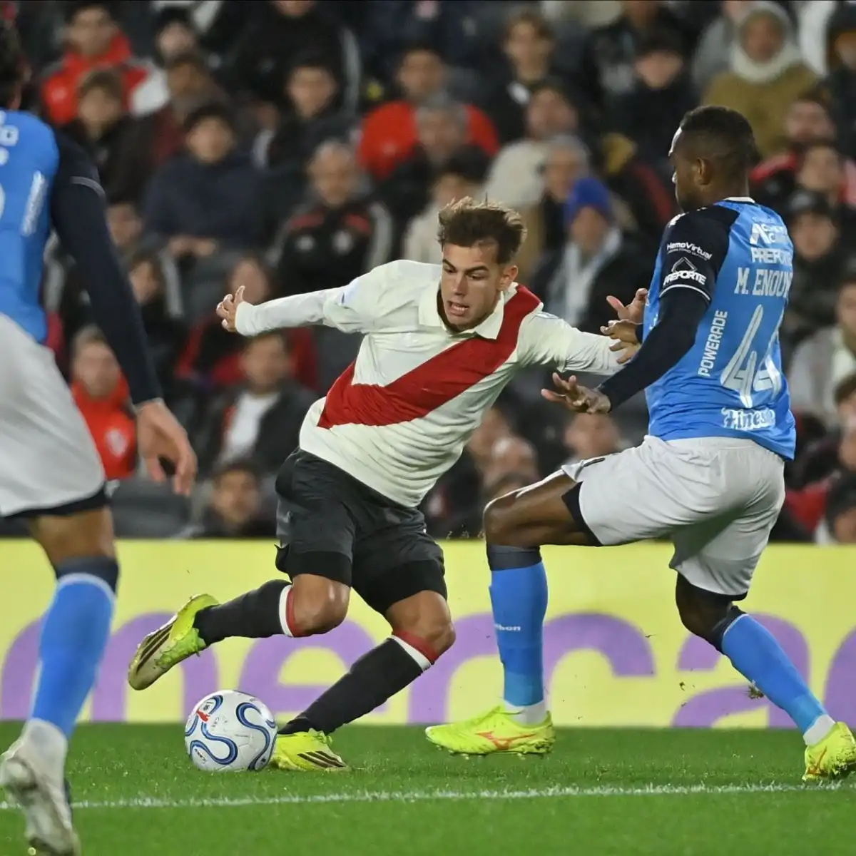 CON TODO AL ATAQUE. El juvenil Joaquín Freitas maniobra ante la marca del defensor boliviano Marc Enoumba. @RiverPlate