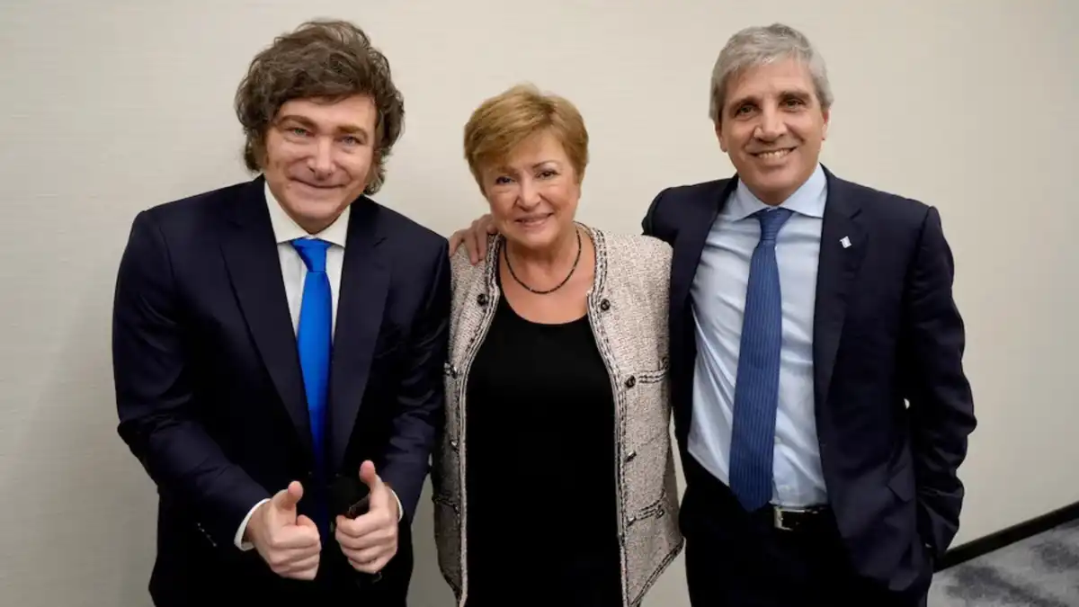 EN BUENOS TÉRMINOS CON EL FMI. Javier Milei, Kristalina Georgieva y el ministro de Economía, Luis Toto Caputo.