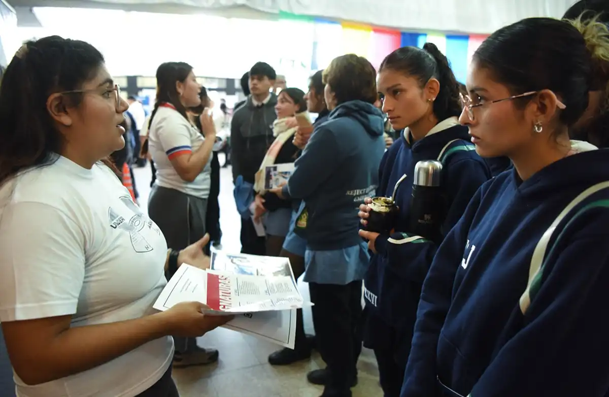 CONSULTAS. Estudiantes de distintas escuelas recorrieron los stands de la Expo Educativa de la UNT en Bella Vista buscando información sobre carreras y salida laboral. / LA GACETA, ANALÍA JARAMILLO