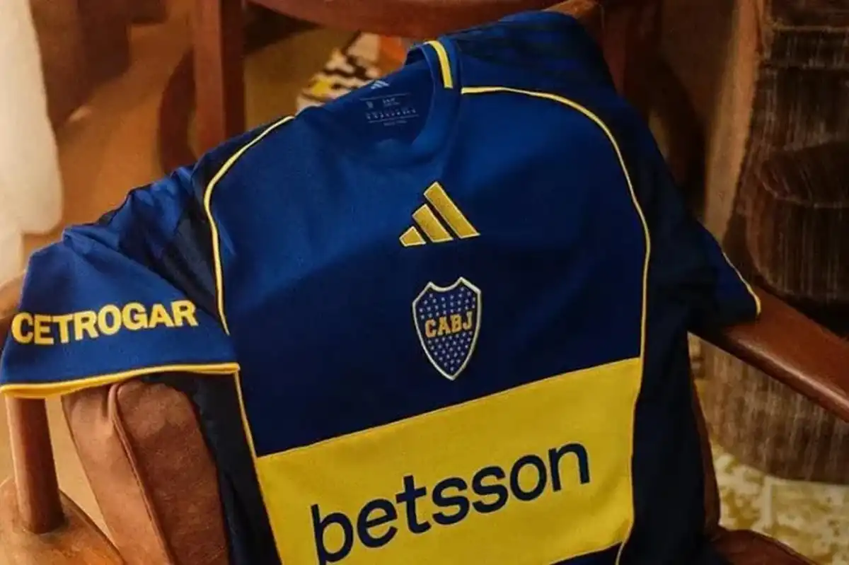 HOMENAJE. Hoy Boca estrenó una camiseta retro para recordar la Libertadores 2001.